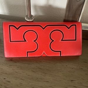 NWOT Tory Burch serif clutch